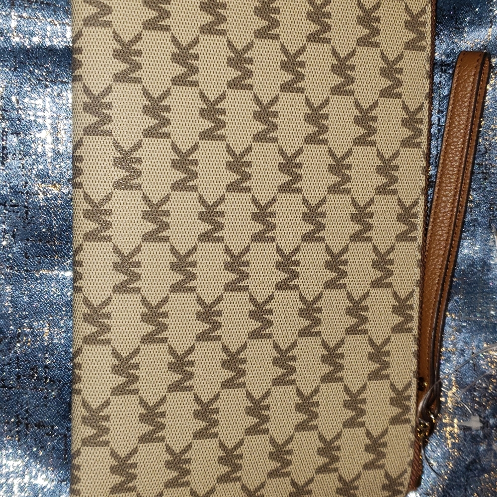 Michael Kors Wristlet - Picture 6 of 7